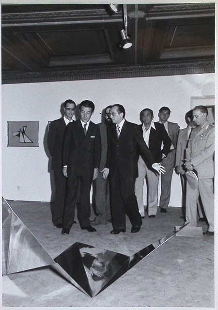 Visita delle autorità alla mostra di Nino Perizi